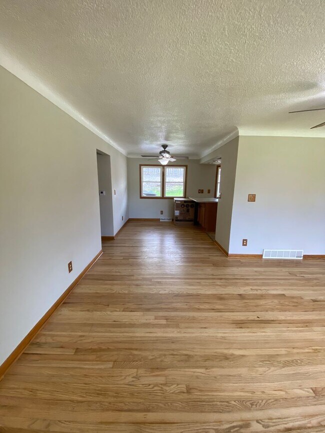 Building Photo - Updated 4 Bedroom 2 Bath