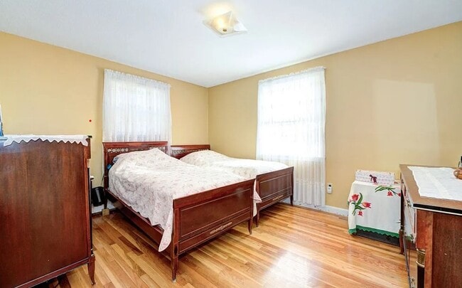 Building Photo - 10 Birchwood Ter