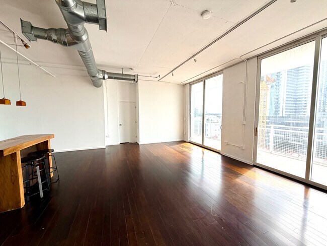 Sala de estar - 444 NE 30th St