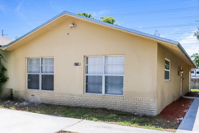 Building Photo - 5770 Bermuda Cir S