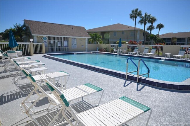 Building Photo - 1566 SE Royal Green Cir