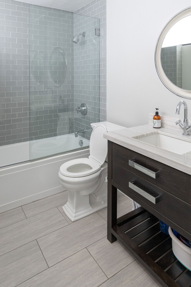 Second bath - 5811 Etiwanda Ave