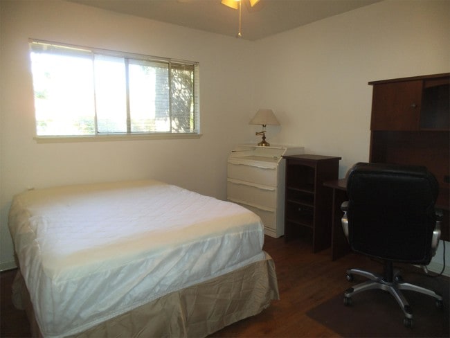 Building Photo - 445 Maravilla Dr