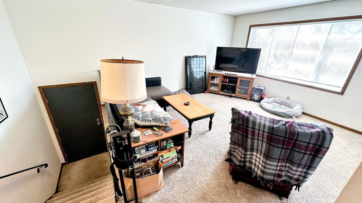 Primary Photo - Off Campus Housing Option - Spacious 3 Bed...