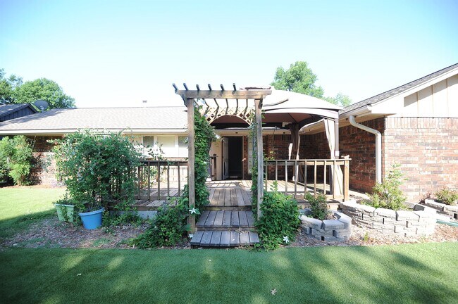 Building Photo - 2801 N Crescent Dr