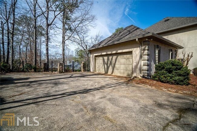 Building Photo - 850 Ferncroft Ct