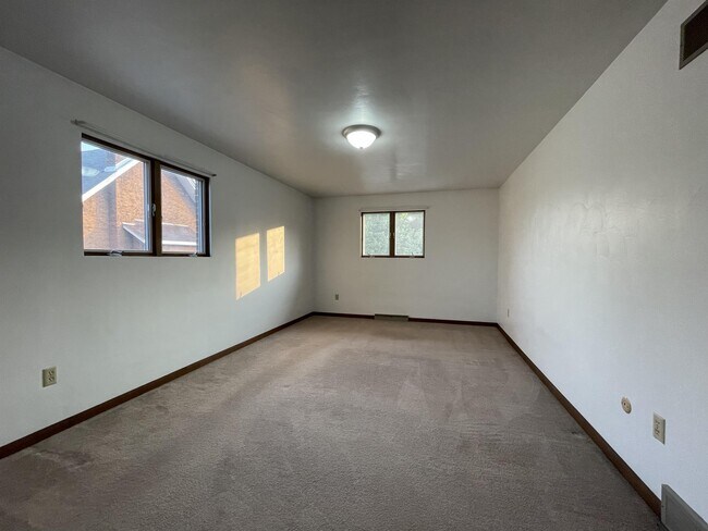 Building Photo - 464 E 7th Ave