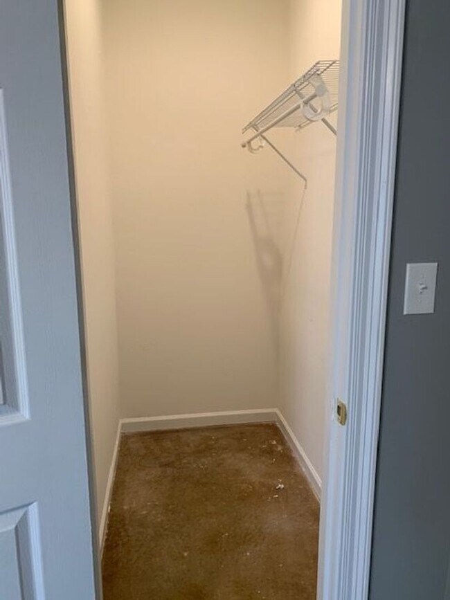 Building Photo - 2 bedroom 1 bath apartment in quite complex