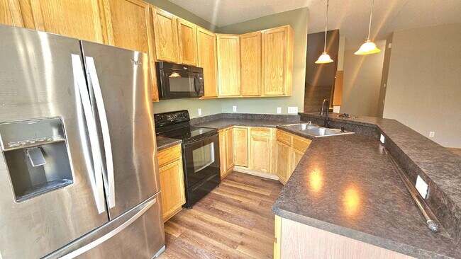 Building Photo - 2 bed 1.5 bath Apple Valley townhome available 6/15/2026 – Perfectly Efficient & Cozy!"