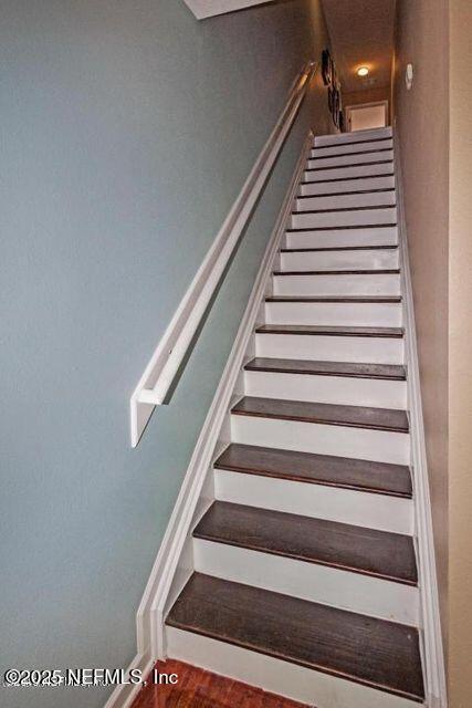 Building Photo - 215 Scrub Jay Dr