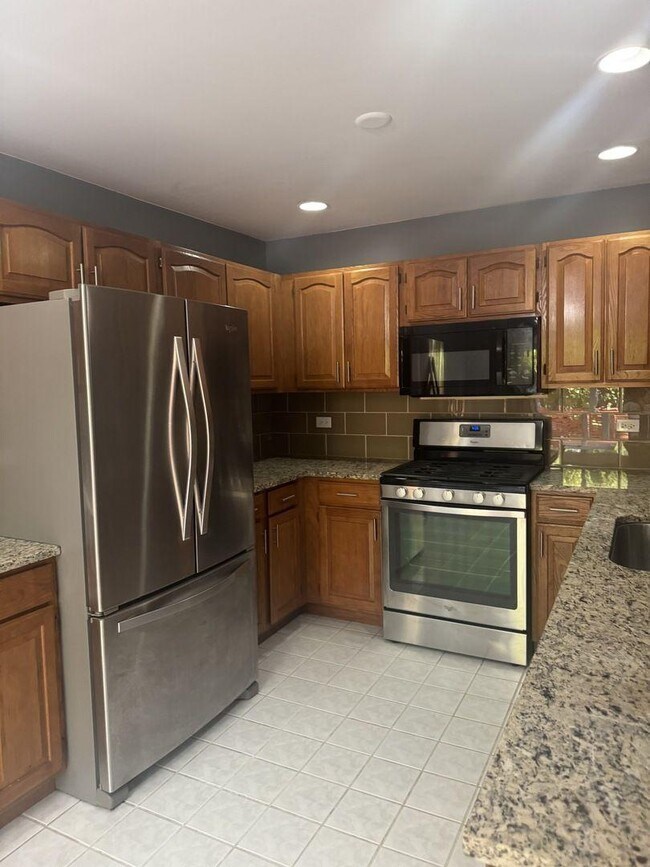 Foto del edificio - 3 bedroom in Naperville IL 60564
