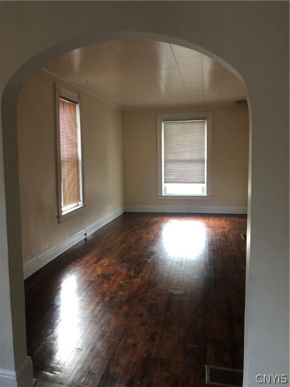 Building Photo - 106 Maple St