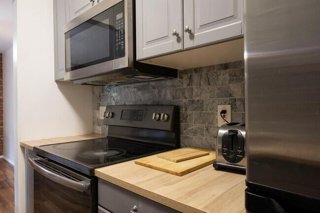 Building Photo - NEW LISTING - Large newly renovated condo ...
