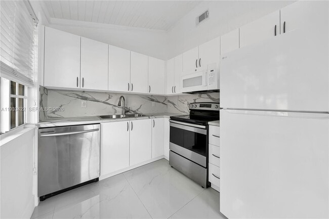 Building Photo - 2731 SW 24th St