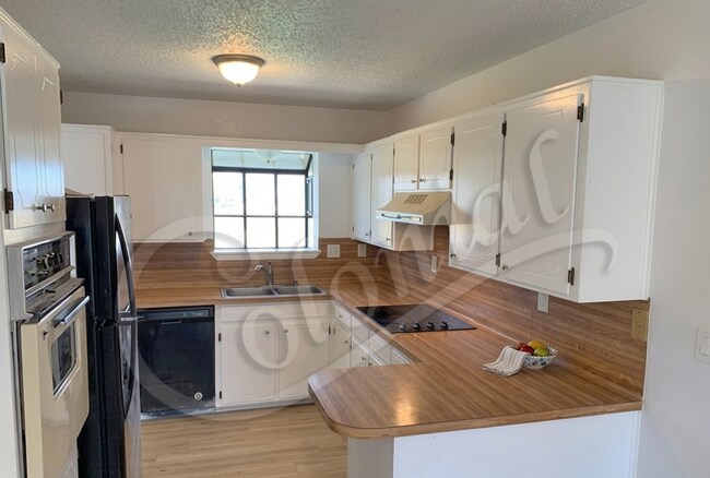 Foto del edificio - AVAILABLE NOW; APPLY AT OUR WEBSITE