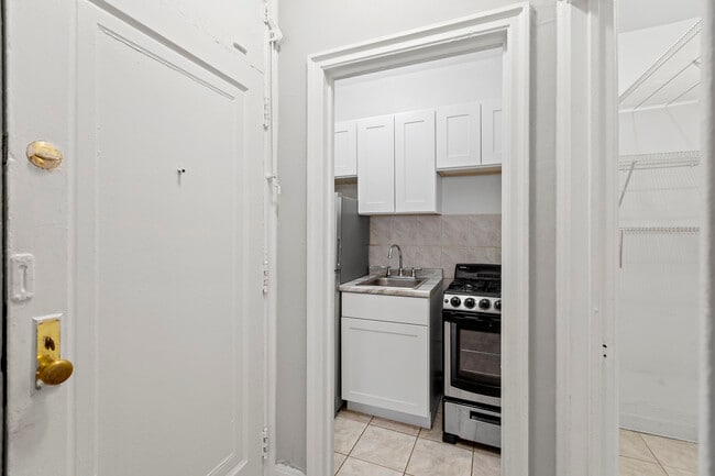 Building Photo - 434 W Wellington Ave