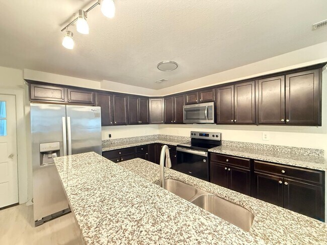 Foto del edificio - 3BR Home with Elizabeth River Views & Spacious Parking