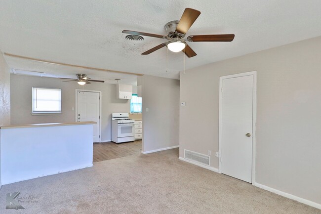 Building Photo - 3 bed, 1 bath, 1 car garage!