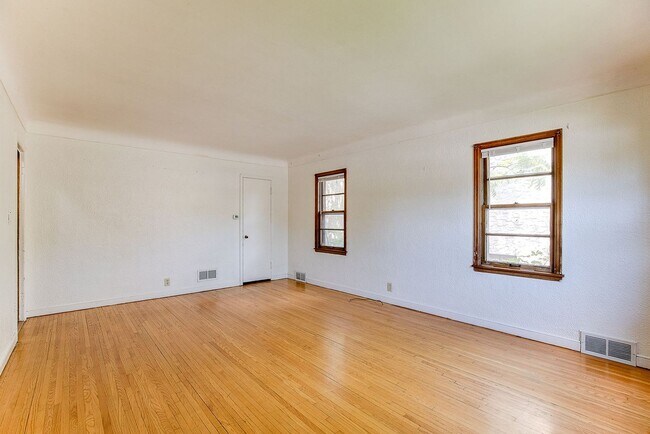 Building Photo - 865-SNELL