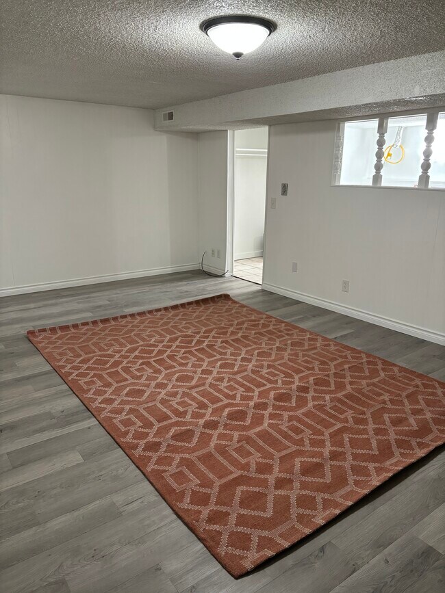 Building Photo - 1065 E 4050 S