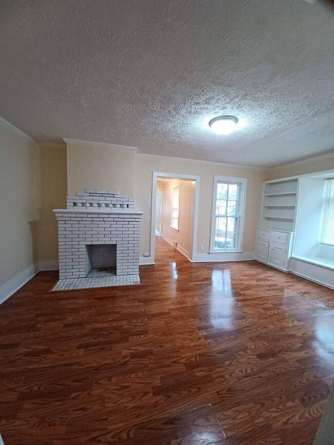 Building Photo - Very Large 3 Bedroom House with multiple B...