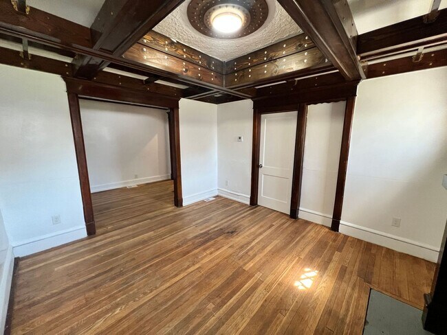 Foto del edificio - Stylish 2-Bedroom Unit Featuring Decorative Fireplace