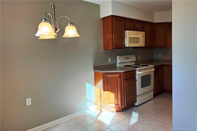 Building Photo - 10 Knoll Ln