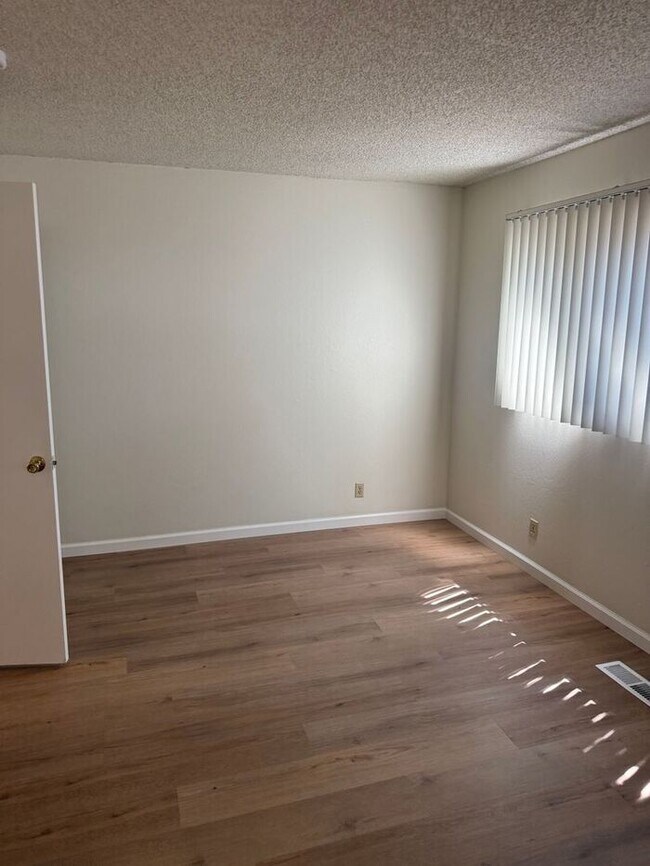 Building Photo - Beautiful 3 Bedroom 2 Bath Duplex in Castro Valley School District