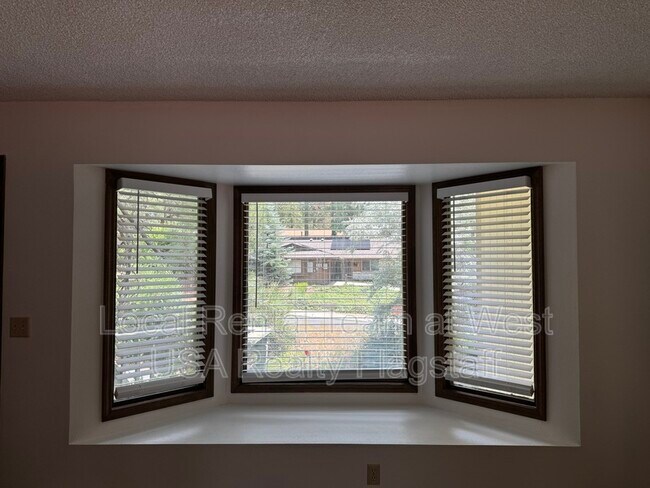 Building Photo - 927 W Parker Dr