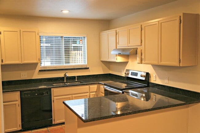 Building Photo - 2 Deerfield Dr
