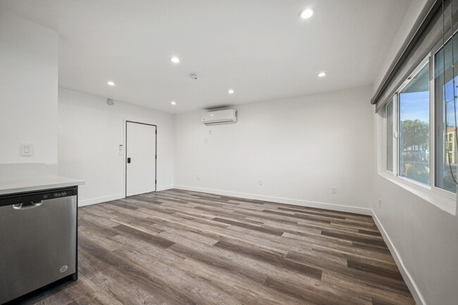 Building Photo - 1352 W 36th St