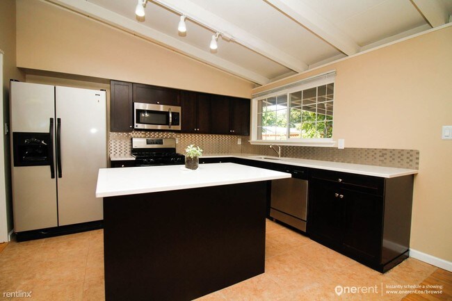 Building Photo - 727 Lakechime Dr