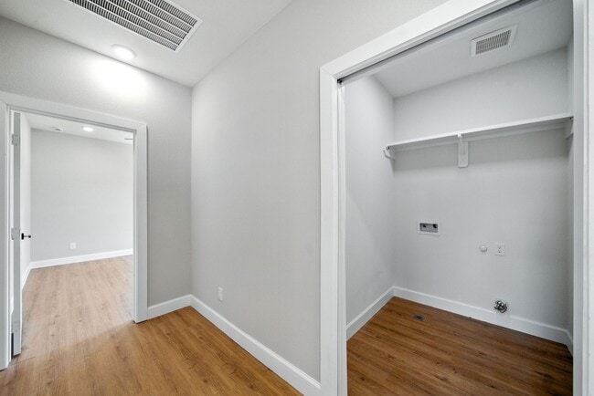 Foto del edificio - 8307 Double