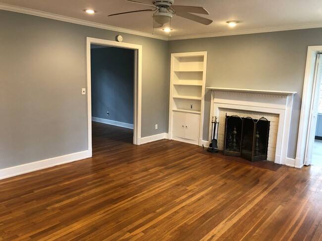 Building Photo - BEAUTIFUL COTTAGE STYLE HOME