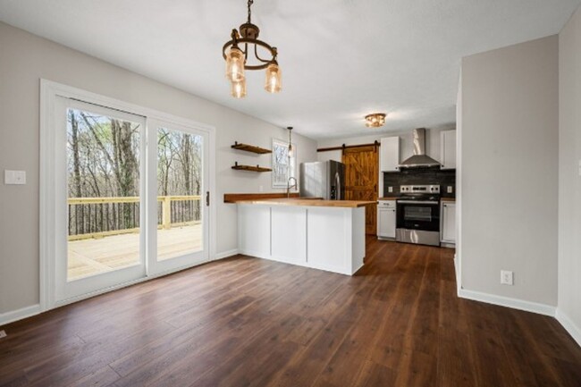 Building Photo - Country Living on 5 Acres