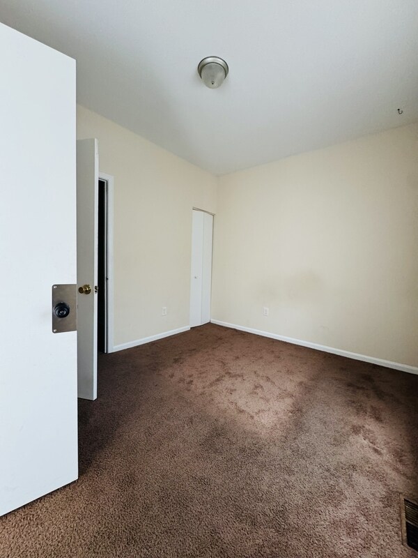 Building Photo - 1323 E 10th St