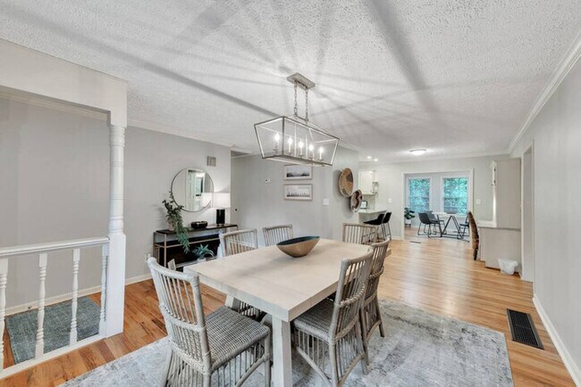 Building Photo - Woodstock 4BR Ranch Fenced Yard No Steps (...