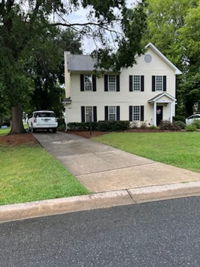 Building Photo - 825 Selwyn Place Rd