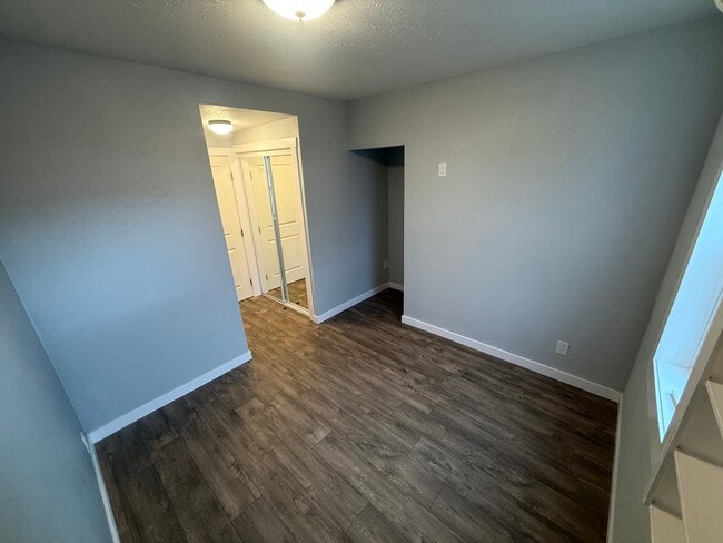 Building Photo - 305 Calistoga St W