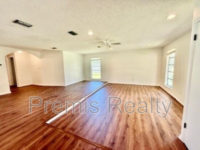 Foto del edificio - 1770 Braxton Bragg Ln