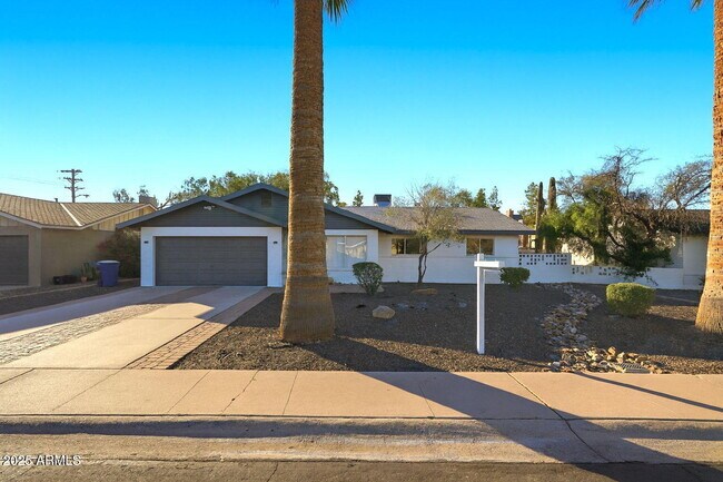 Foto del edificio - 233 E Huntington Dr