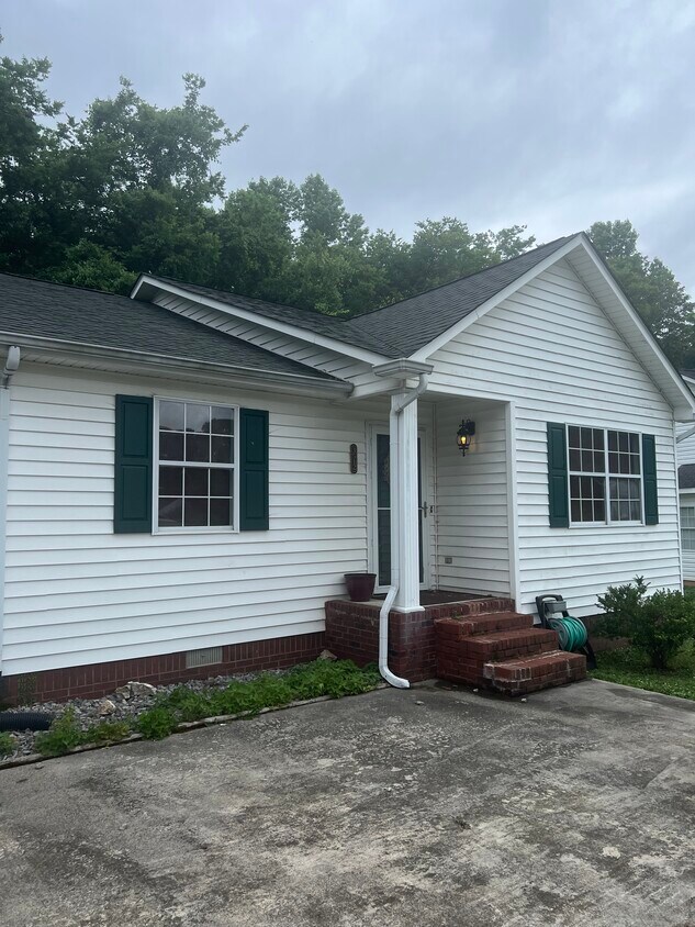 Primary Photo - 3512 Hedge Dr NE