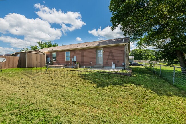 Building Photo - 305 S Elm St