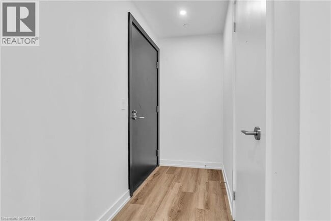 Building Photo - 15 Wellington St S