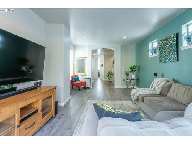 Building Photo - Stunning 3-bedroom Home featuring free int...