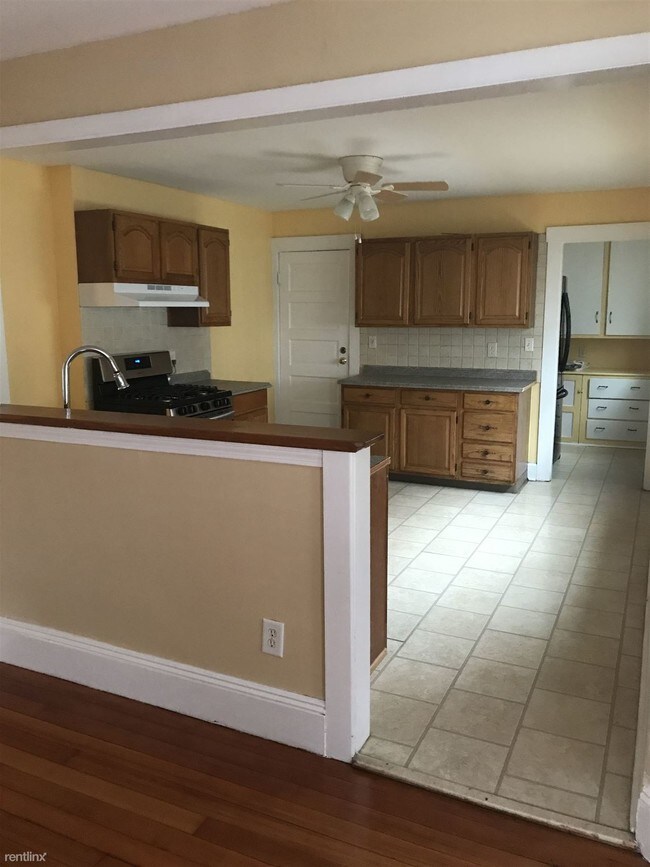 Building Photo - 3 br, 1 bath Triplex - 15 Glendale St Floor 2