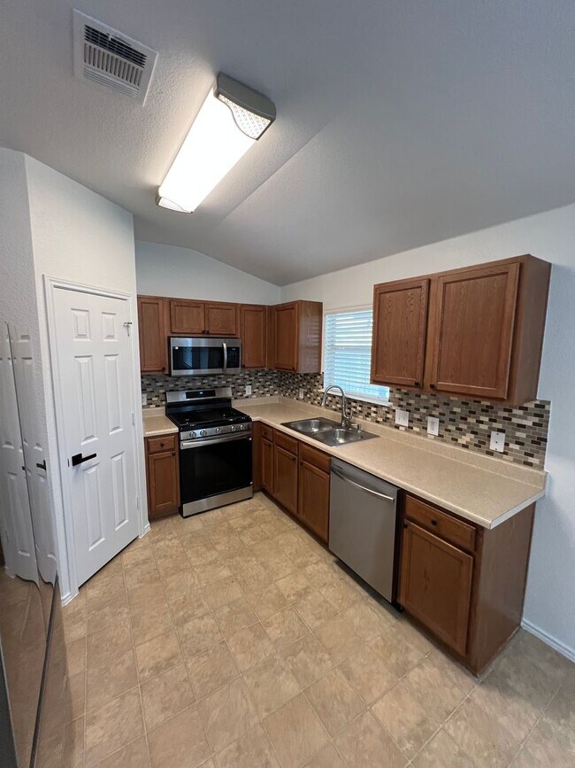 Foto del edificio - Spacious 4-Bedroom Home with Open Layout