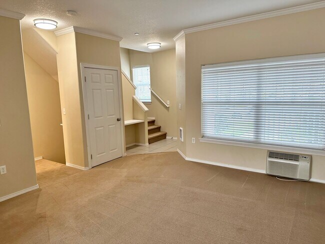 Building Photo - Desirable dual master suite townhouse clos...