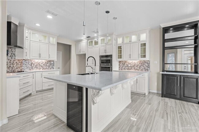 Building Photo - 27 Los Lagos Dr