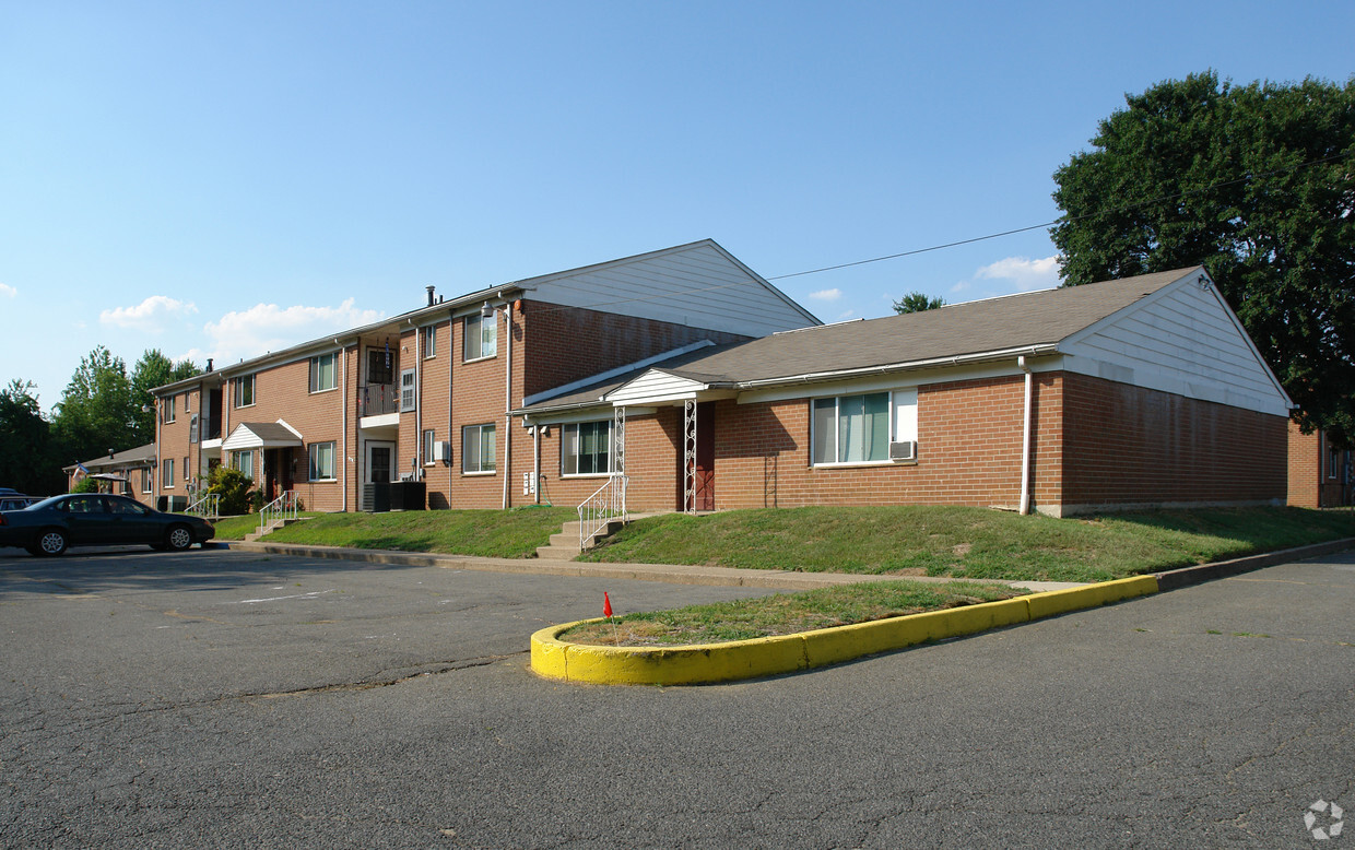 Área de estacionamiento - Timber Cove Apartments